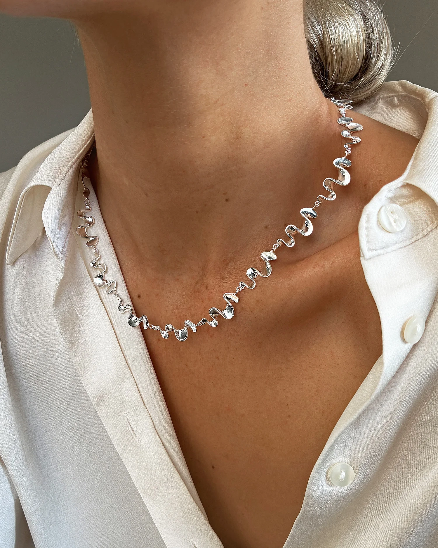 skulpturale Halskette „Water Flow“ aus poliertem Silber von Drakenberg Sjölin mit skandinavischer Eleganz.