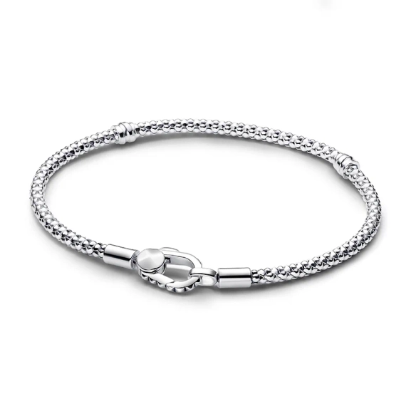 Das Bettelarmband der Pandora mit Schloss und Nieten in Silber verleiht Ihrem Look das gewisse Etwas. Tragen Sie es allein oder kombinieren Sie es mit Ihren Lieblingsanhängern für eine persönliche Note. Perfekt