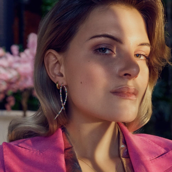 eleganta och långa örhängen i 18K guldpläterat silver med gnistrande cubic zirconia.