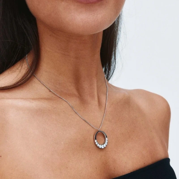 Långt halsband i polerat stål med gnistrande cubic zirconia-hänge från Edblads Monarch-kollektion