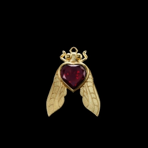 Fly Ear Stud Gold i 18K guldpläterat silver med granatsten