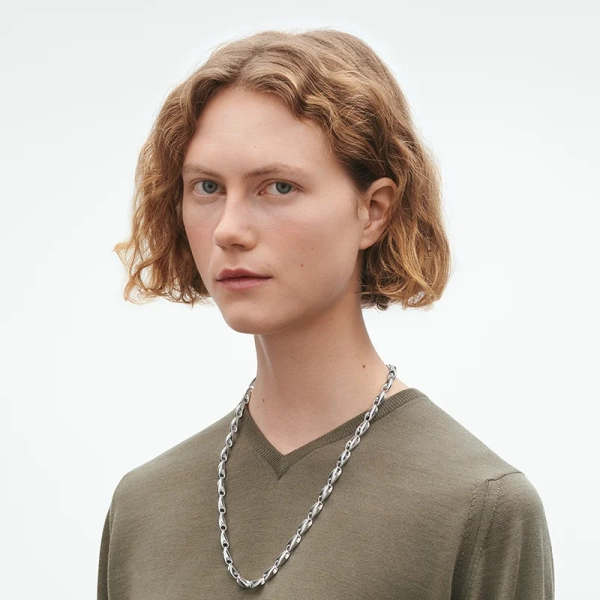 AW25_ECOM_ON-MODEL_REFLECT_NECKLACE_20001637