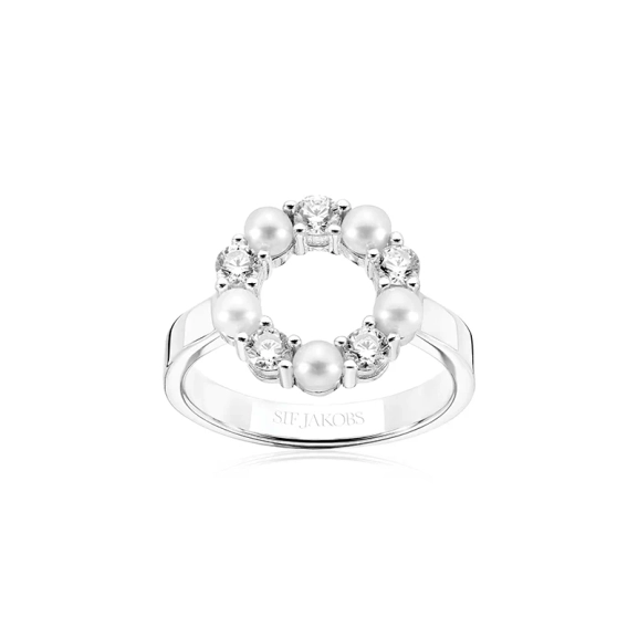 Biella Perla Ring i silver med cubic zirconia och sötvattenpärla från Sif Jakobs