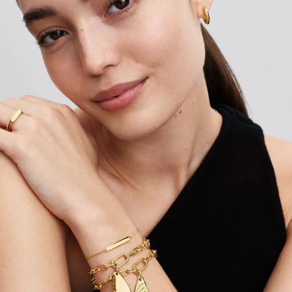 Fjärilsvinge hängsmycke i guld från Pandora Moments. Skapa din unika stil med denna vackra accessoar som symboliserar frihet och naturens skönhet.