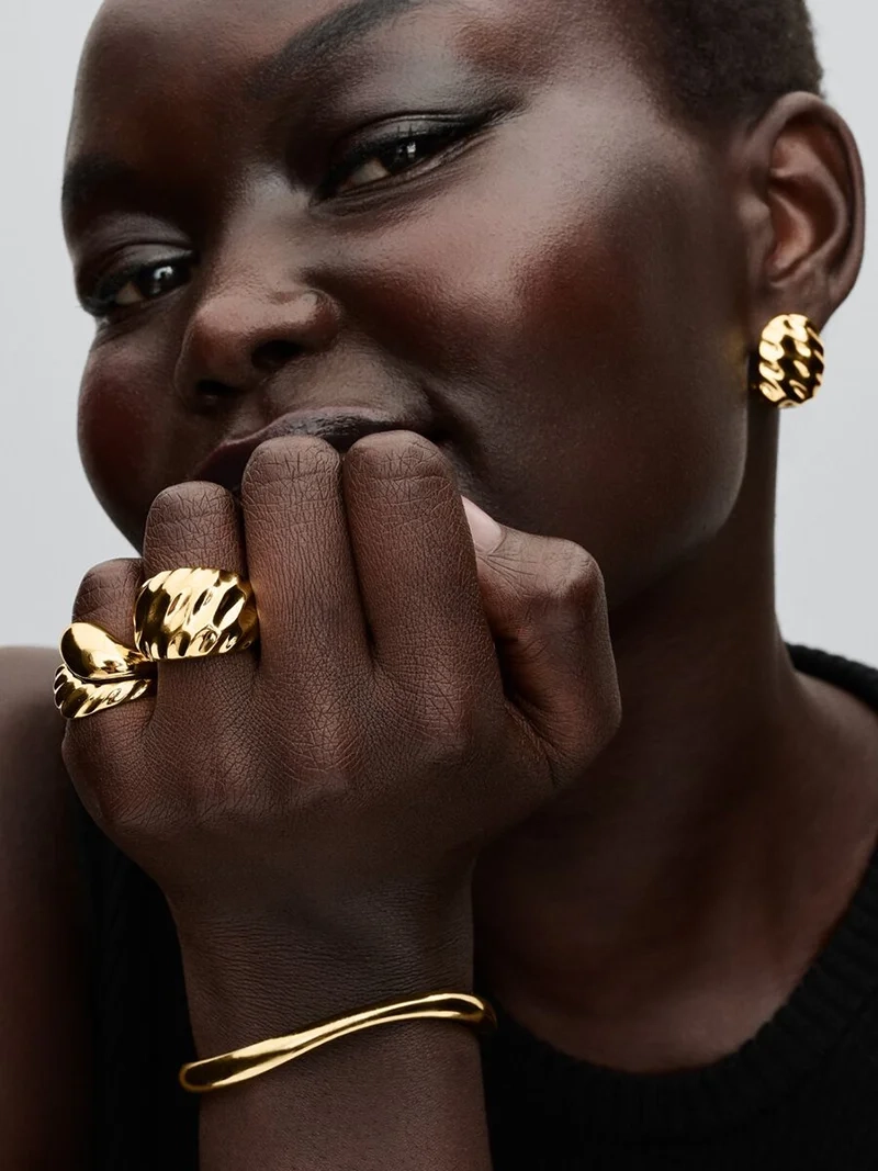 Räfflad Statementring Guld från Pandora Essence - Skapa en fashionabel aura med denna smyckesdetalj som utstrålar elegans och personlighet.