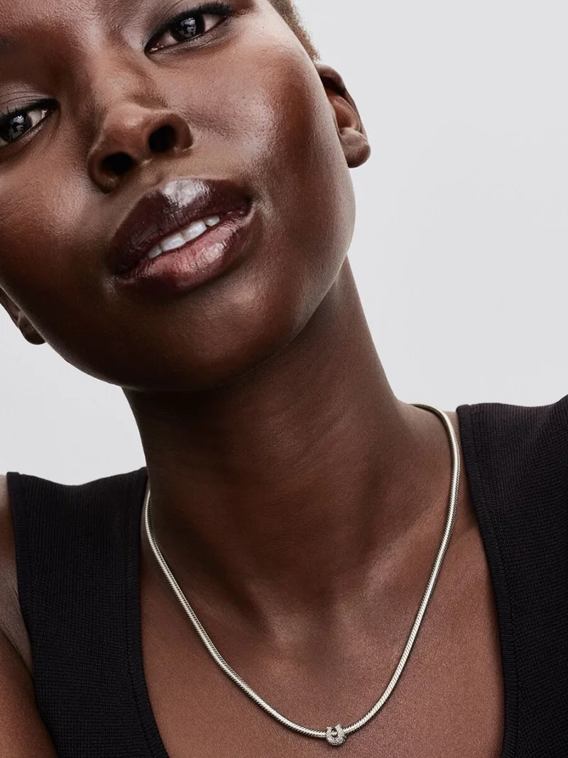 Hästskoberlock i glittrande silver från Pandora Moments. Skapa lycka och elegans med denna charm som liknar skimrande diamanter. Lägg till en touch av lyx i din stil och sprid glädje varje dag.