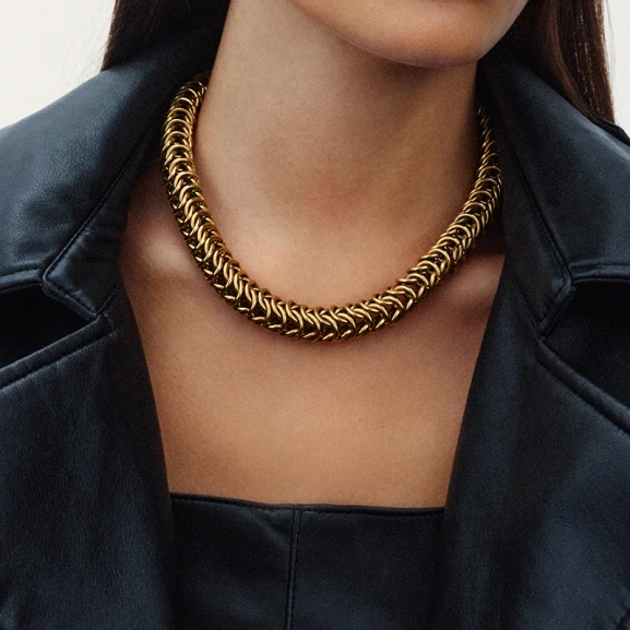 elegant och sofistikerat med en dramatisk stil. Artikelnummer 129700.