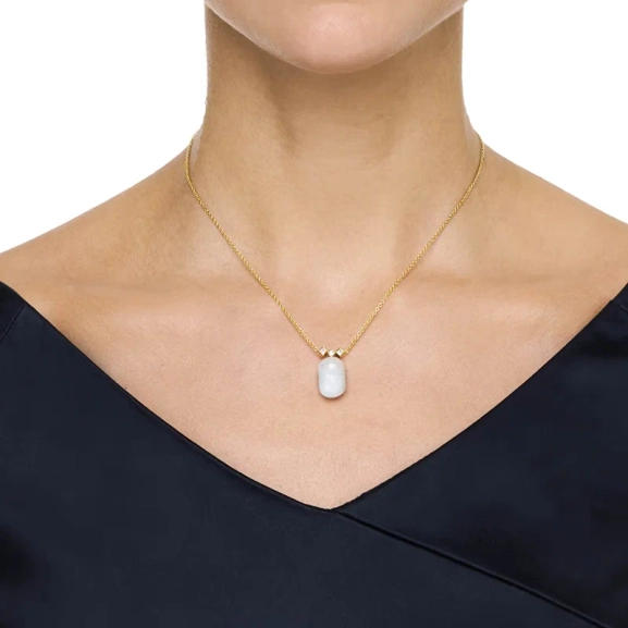 jossa kolme timanttia ja barokkityylinen makeanveden helmi