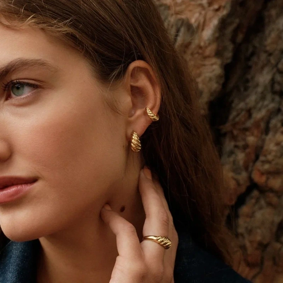 Linea Earcuff Gold - Edblad - Snabb frakt & paketinslagning - Nordic Spectra