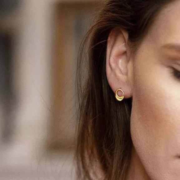 Orbit Drop Studs Gold - Drakenberg Sjölin Örhängen - Snabb frakt & paketinslagning - Nordicspectra.se