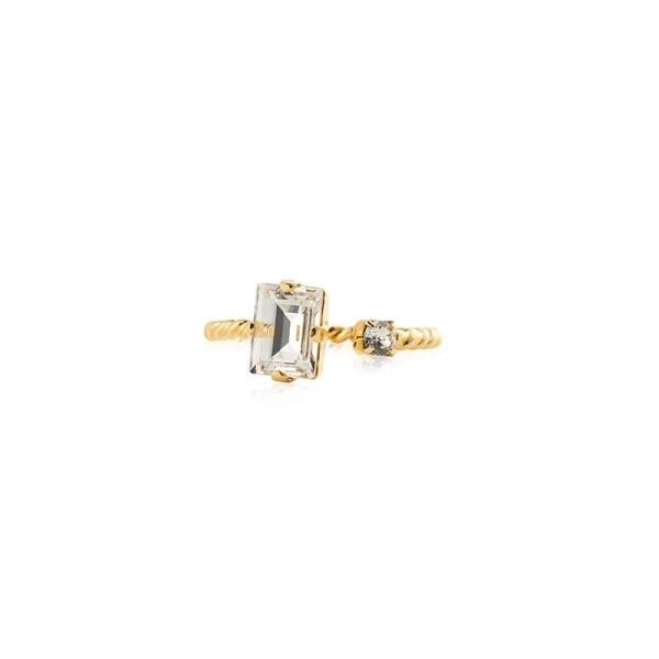 Guldpläterad Diora-ring från Caroline Svedbom med justerbar storlek och klar Swarovski-kristall i elegant design.