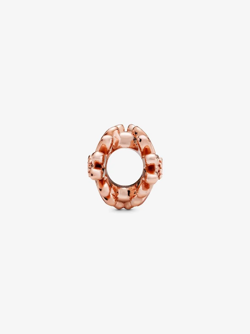 Pandoras rosa Tusensköna Berlock Rosé med handapplicerad rosa emalj och gnistrande kubiska zirkoniastenar. Symboliserar styrka och frihet.