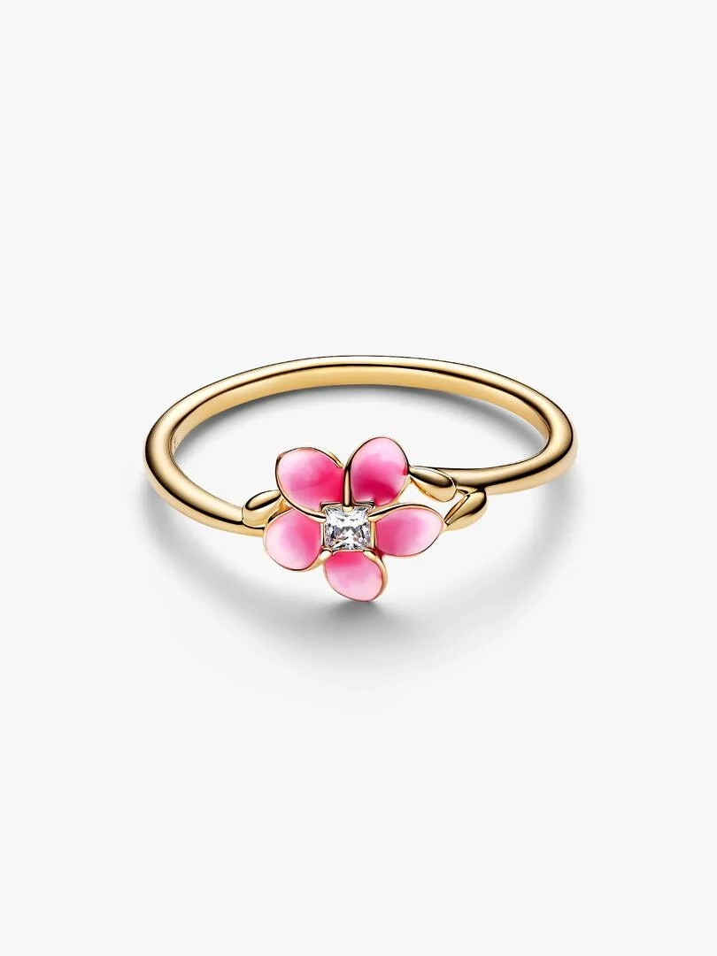 Disney Moana Blomma Ring Guld från Pandora med rosa emaljblomma och gnistrande sten på guldpläterad yta.