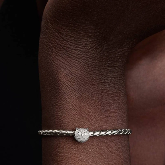 Symbol für Weisheit und Intuition mit funkelnder Textur und subtiler Eleganz