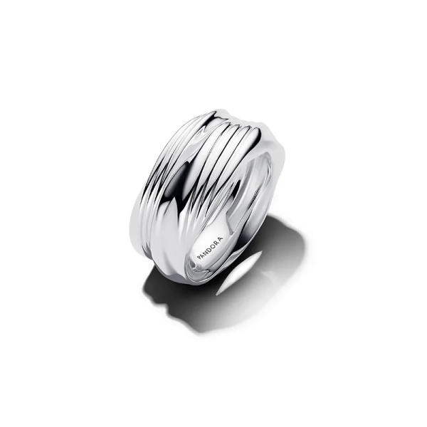 Elegant tvinnad dubbelring från Pandora Essence kollektionen i vackert sterlingsilver. Perfekt att stapla eller bära ensam för en trendig och stilfull look.