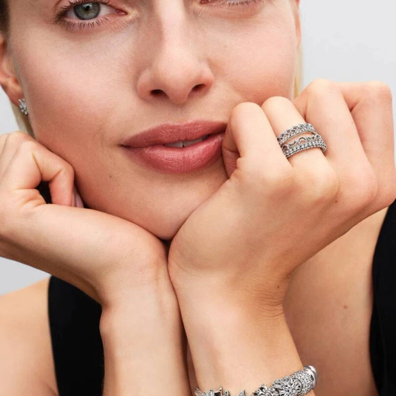 Hjärtformad berlock med gnistrande stenar i sterlingsilver från Pandora Moments. Skapa en känsla av elegans och sprid kärlek och glädje med denna vackra accessoar.