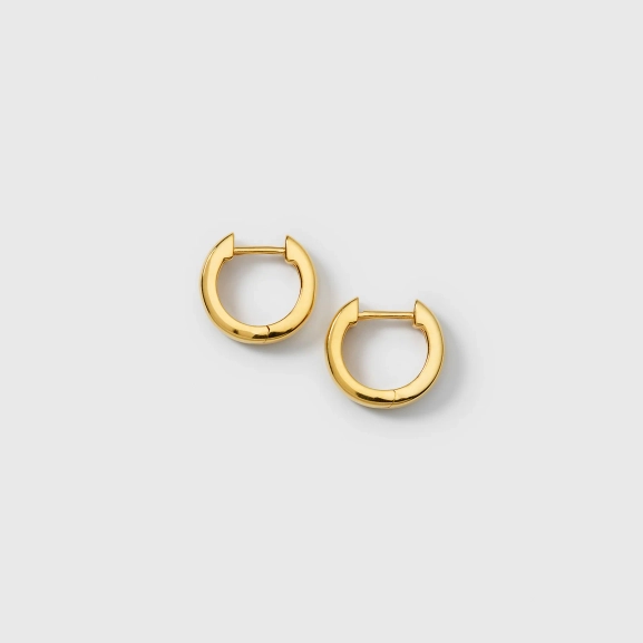 18-karätig vergoldete Ohrringe mit glänzender Oberfläche und minimalistischem Design.