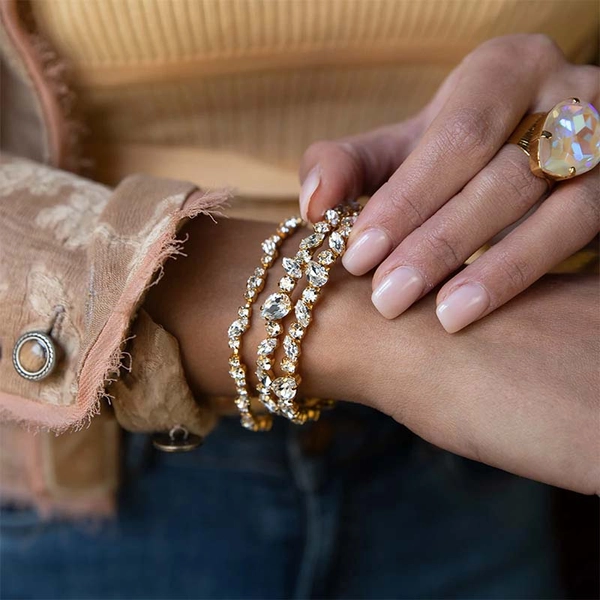 Gabriella Bangle Gold Crystal - Caroline Svedbom - Snabb frakt & paketinslagning - Nordicspectra.se