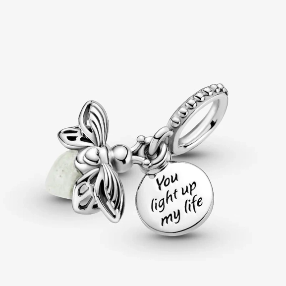 Självlysande Eldfluga Hängberlock i handgjort sterlingsilver med glas som ändrar färg beroende på ljuset. Graverad med "Du lyser upp mitt liv".