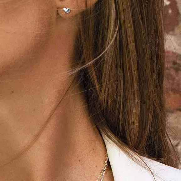 Loving Heart Medium Studs - Drakenberg Sjölin Örhängen - Snabb frakt & paketinslagning - Nordicspectra.se