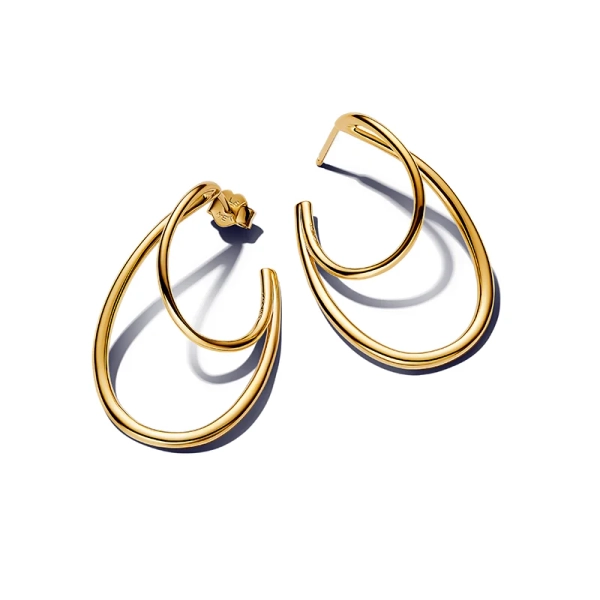 Eleganta dubbla hoops i 14 karat guldpläterad metall med organiskt formade ovaler och charmiga fjärilslås från Pandora Essence kollektionen.