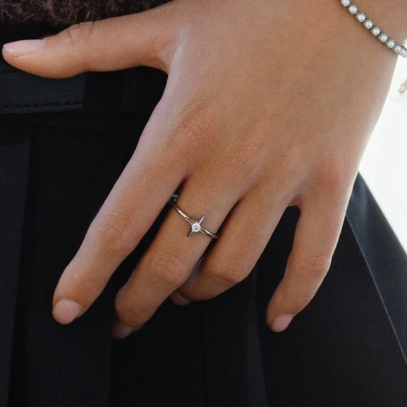 Ring i polerat rostfritt stål med stjärndekoration och gnistrande cubic zirconia