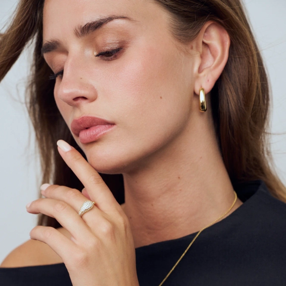 elegant ring i 18K guldpläterat silver med gnistrande cubic zirconia-stenar.