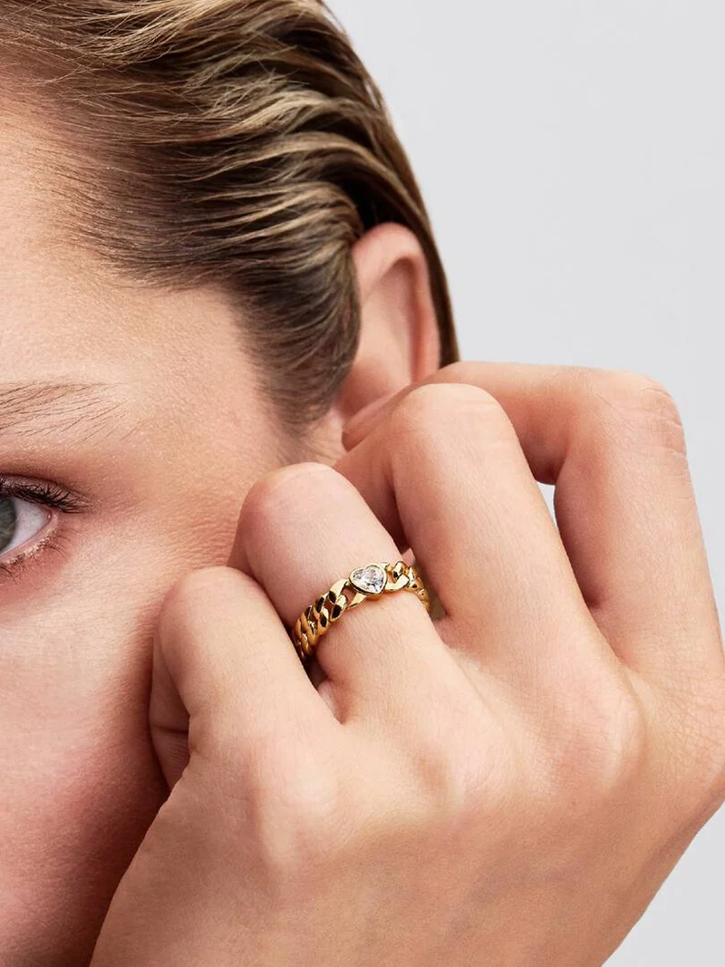 Kubansk kedjering med hjärtformad sten i guldplätering från Pandora Timeless. Ge din stil en djärv uppgradering med denna moderna och sofistikerade ring.