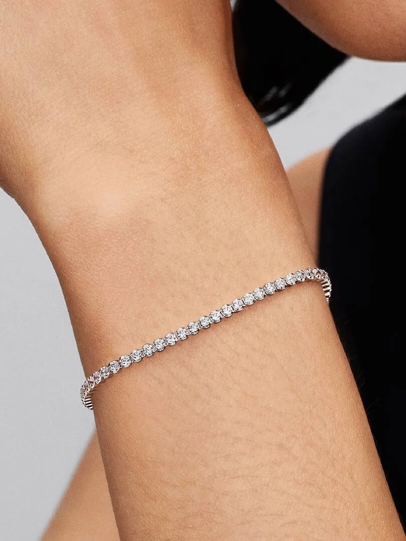 Tennisarmband med gnistrande runda stenar i silver från Pandora Timeless kollektionen.