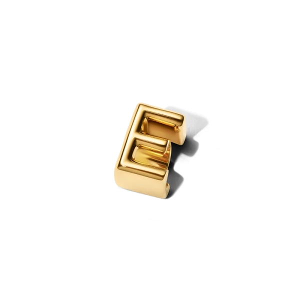 Elegant bokstavsboklock i 14K guldpläterad metall från Pandora Moments. Skapa unika budskap med denna stilfulla E-berlock för en personlig touch i din stil.