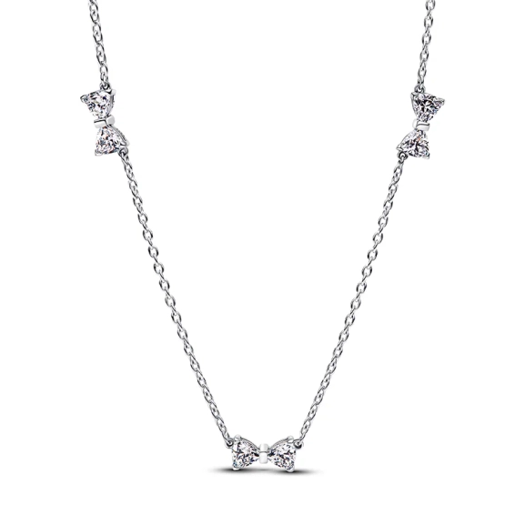 Halsbandet Rosetter Multi från Pandora Timeless är en hyllning till styrka och skönhet med vackra rosetter smyckade med kubisk zirkonia.