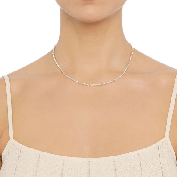 yhdistää hienovaraisen eleganssin moderniin minimalismiin sekä arkeen että juhliin.