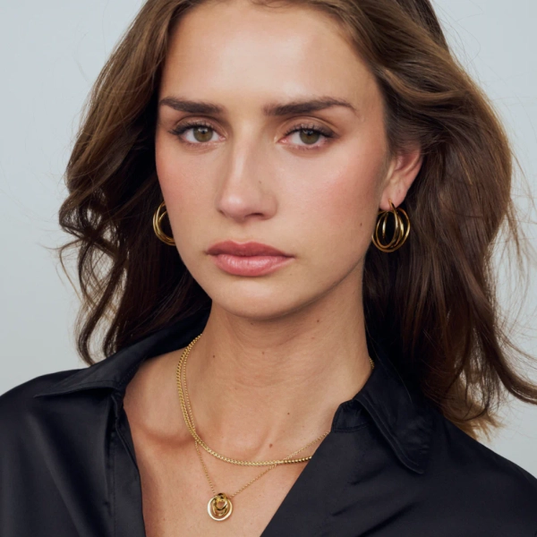 ett elegant och justerbart halsband i 18K guldpläterat silver med en subtil dekoration.