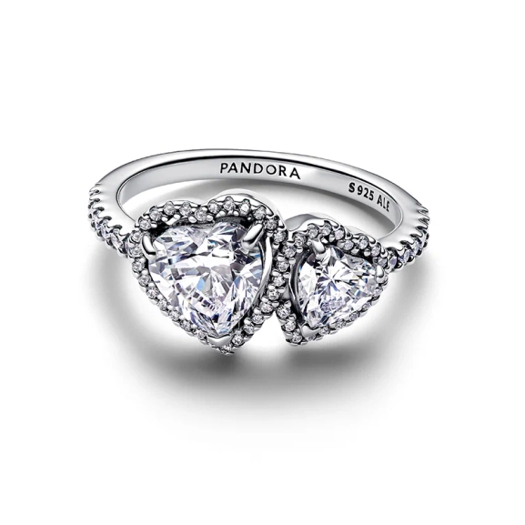 Glittrande Haloring med Dubbla Hjärtan i silver med cubic zirconia stenar. En symbol för evig kärlek och elegans. Perfekt gåva till någon speciell.