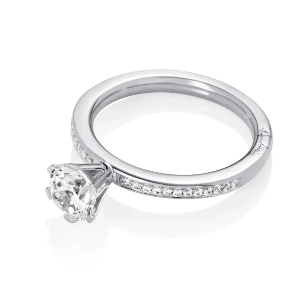 High On Love & Stars Ring 1.0 ct i 18K vitguld med en briljantslipad diamant och pavédiamanter längs den smala skenan