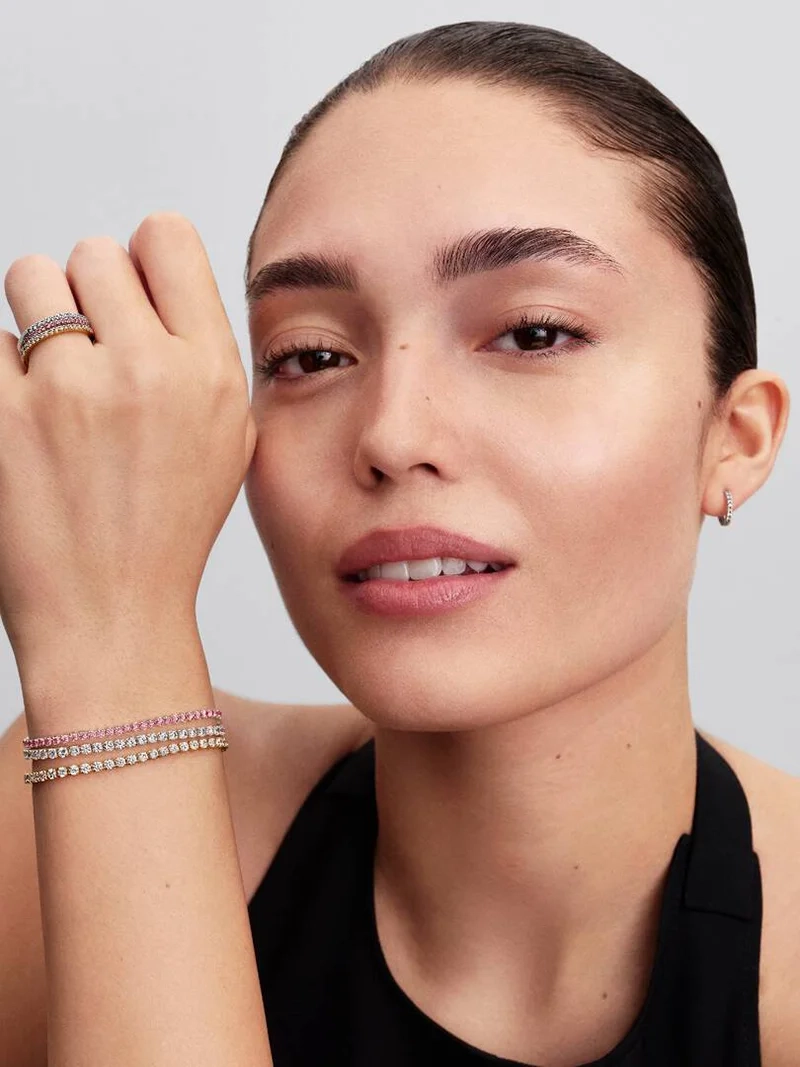 Tennisarmband i sterlingsilver med rosa zirkoniastenar från Pandora Timeless-kollektionen. Skapa en elegant stil med detta strålande armband.
