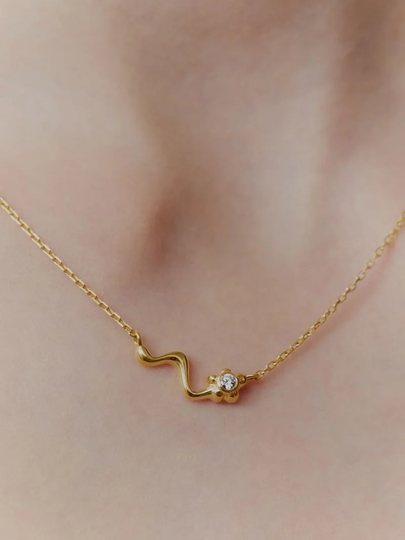 Poppy Necklace Gold - Maria Black - Snabb frakt & paketinslagning - Nordic Spectra