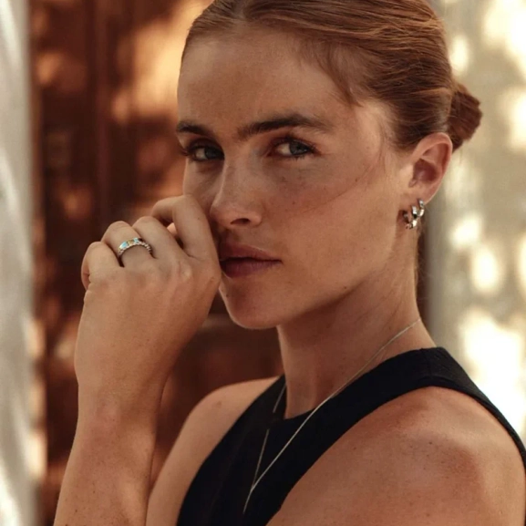 Silverfärgad Edblad Monarch-ring i polerat stål med gnistrande stenar längs ovansidan