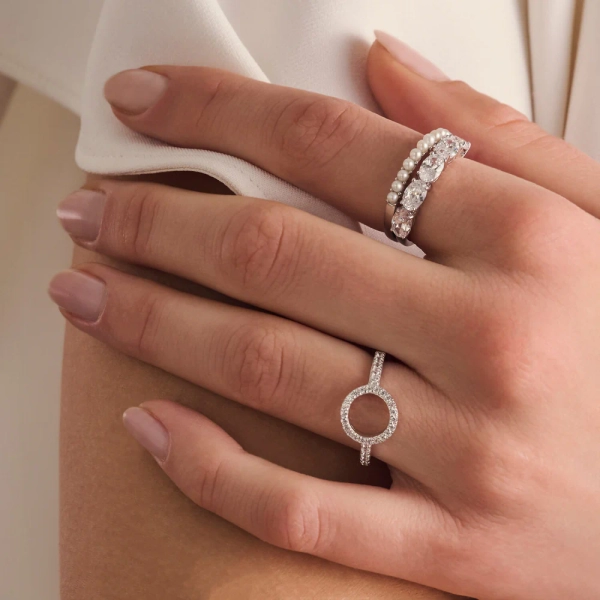 Ellisse Cinque Ring i silver med gnistrande cubic zirconia-stenar från Sif Jakobs