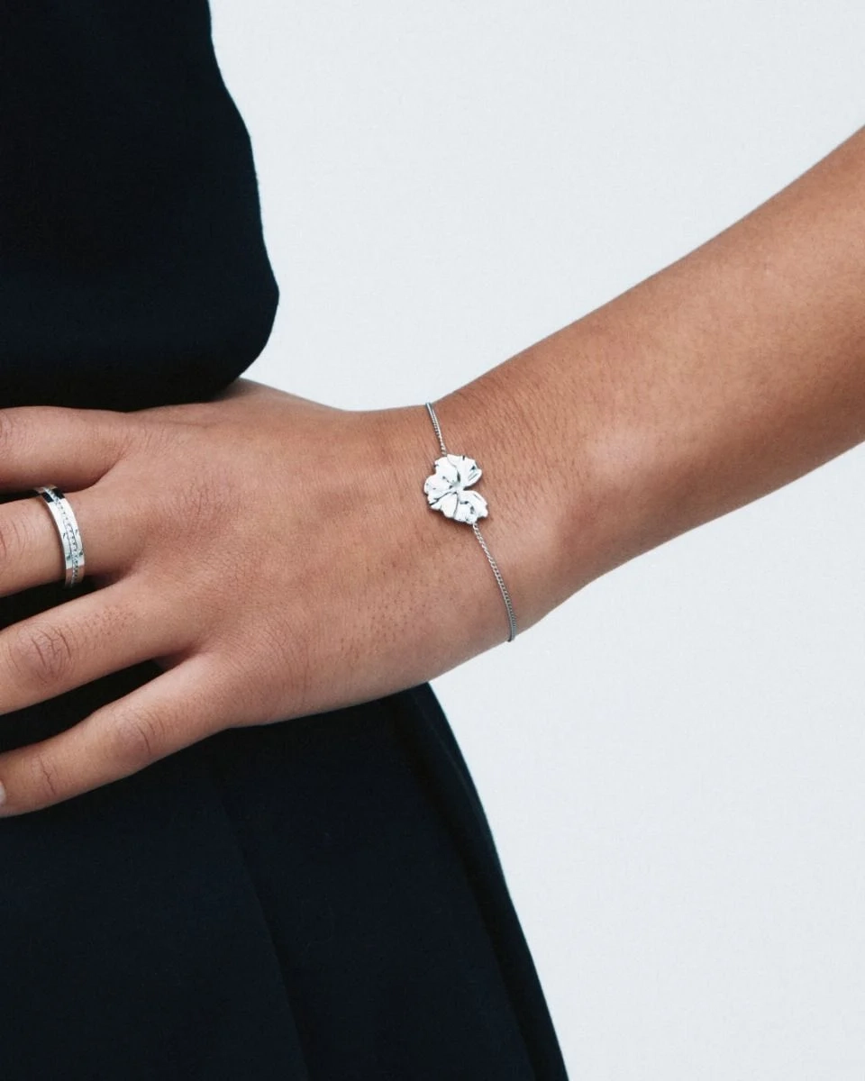 stiliserat blomblad i mitten