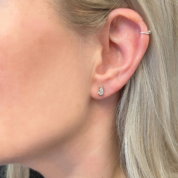 droppformade diamantörhängen i 18K guld
