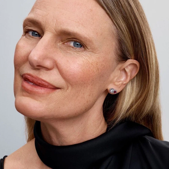 Presentset med stiftörhängen och halsband med dubbla hjärtan och glittrande stenar. Symboliserar kärlek och betydelse. Levereras presentinslaget för hand.