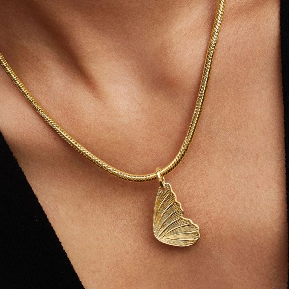 Fjärilsvinge hängsmycke i guld från Pandora Moments. Skapa din unika stil med denna vackra accessoar som symboliserar frihet och naturens skönhet.