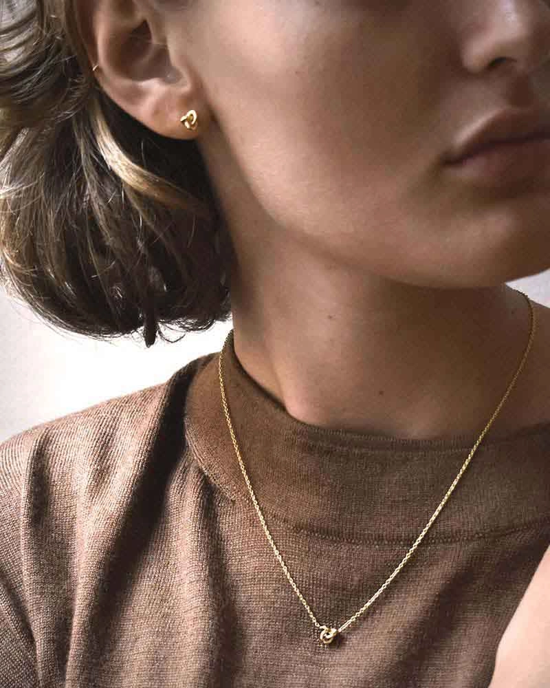 Le Knot Drop Studs Gold - Drakenberg/Sjölin - Suuri valikoima & ilmainen lahjapaketointi - Nordicspectra.fi