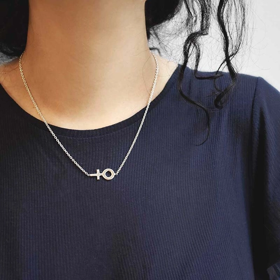 Women Unite Single Necklace - Drakenberg Sjölin Halsband - Snabb frakt & paketinslagning - Nordicspectra.se