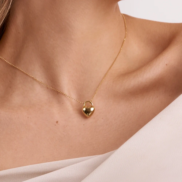 i 18K guldpläterat silver med dekorativ detalj.