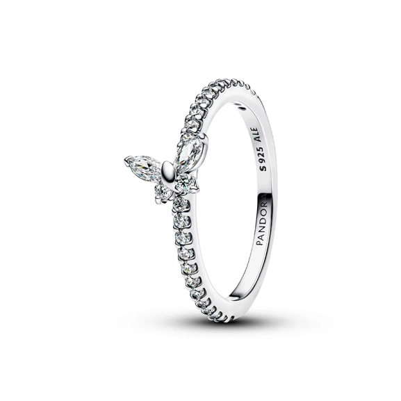 Ein wunderschöner Ring von Pandora mit einem bezaubernden Schmetterling aus Sterlingsilber und Zirkonia. Als Symbol für Schönheit und Verwandlung vermittelt er ein Gefühl von Verspieltheit und Stärke.