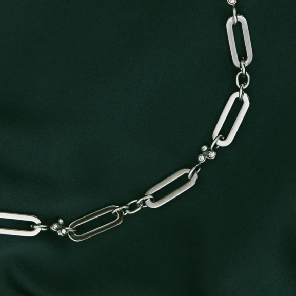 Halsband i polerat stål med varierande länkar och gnistrande cubic zirconia-stenar