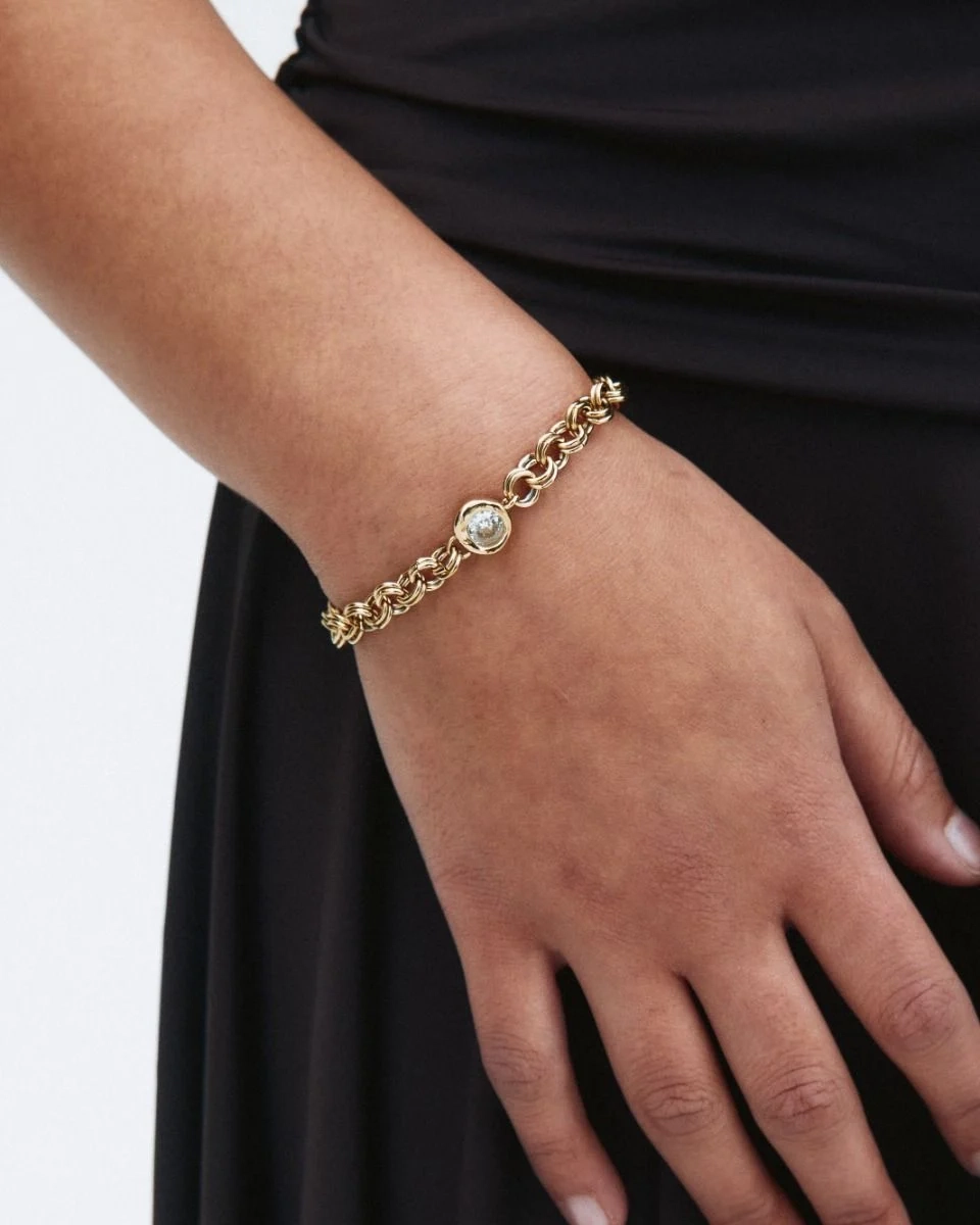 gnistrande sten i mitten