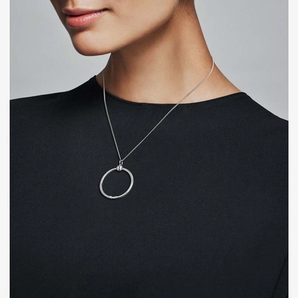Pandora Moments Medium O Pendant - PANDORA - Suuri valikoima & ilmainen lahjapaketointi - Nordicspectra.fi